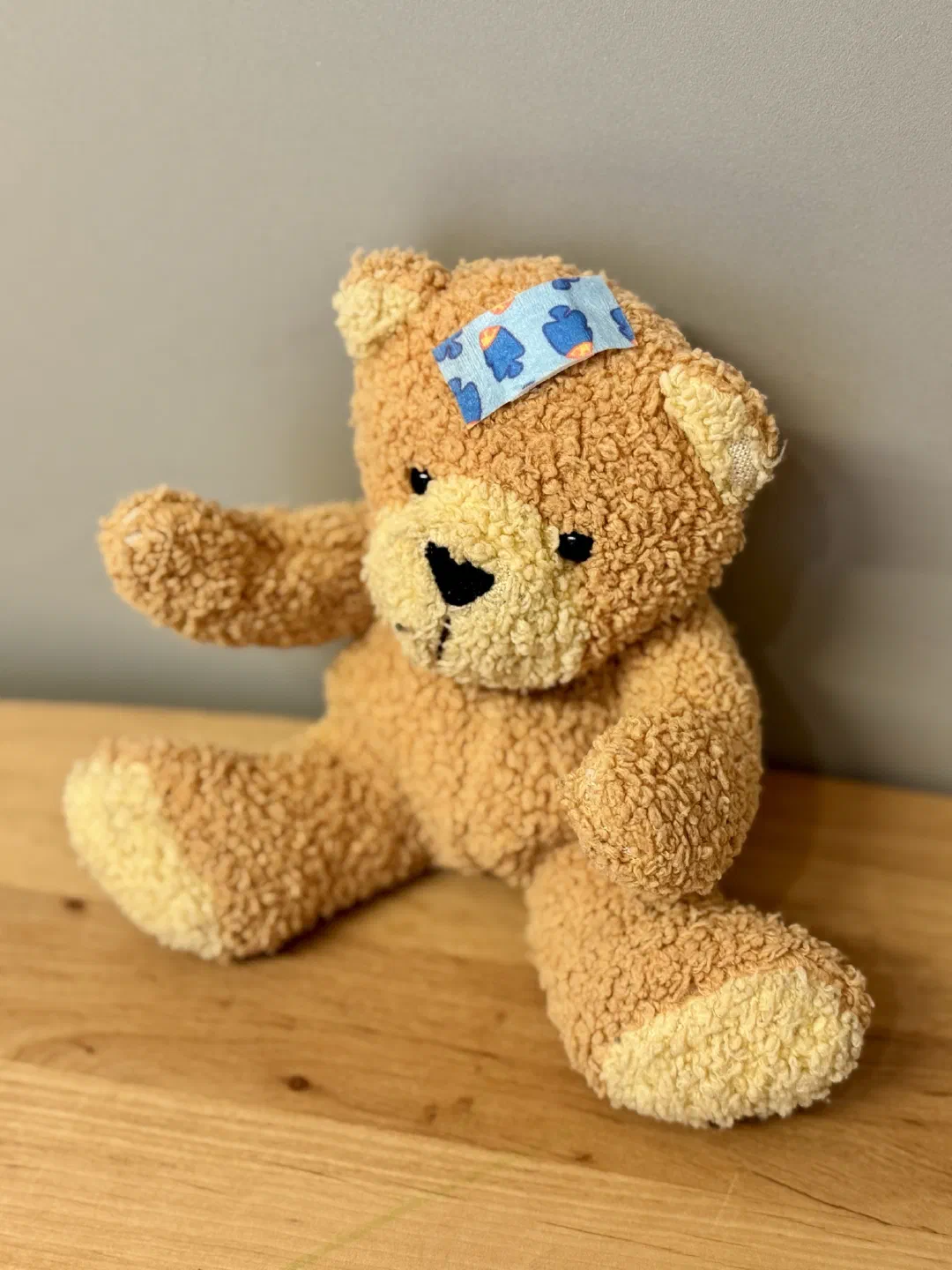 Teddybär mit einem Pflaster auf der Stirn